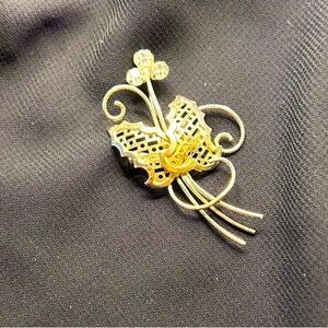VTG Delicate Gold tone metal and clear rhinestone floral brooch. Unsigned
